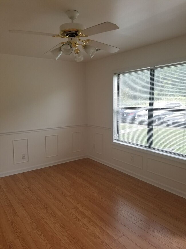 Building Photo - 285 Merrimac Trail