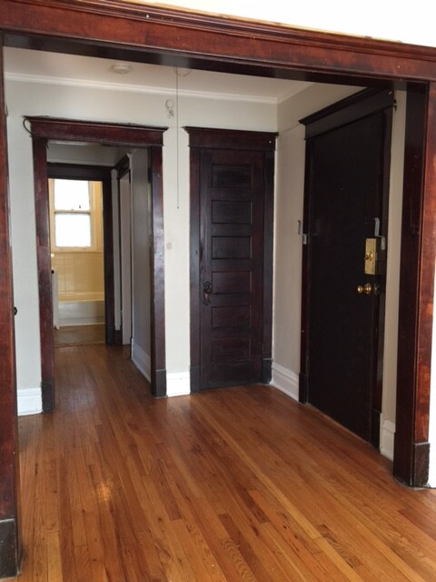 Building Photo - 1710 W Glenlake Ave