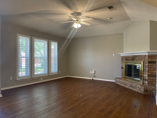 Building Photo - Pre-Leasing  - 3 bed 2 bath