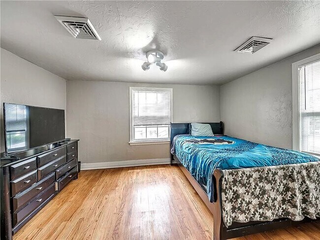 Foto del edificio - 2808 NW 24th St Duplex