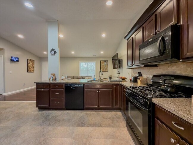 Foto del edificio - 580 Pineland Cir