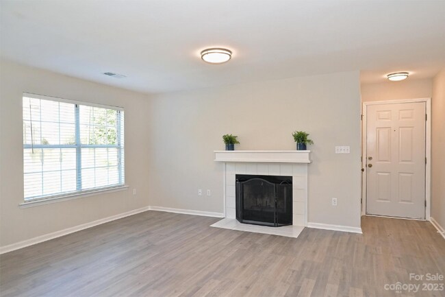Foto del edificio - 5001 Sharon Rd