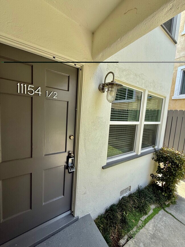 Unidad 11154-1/2 - 11152-11154 Morrison St