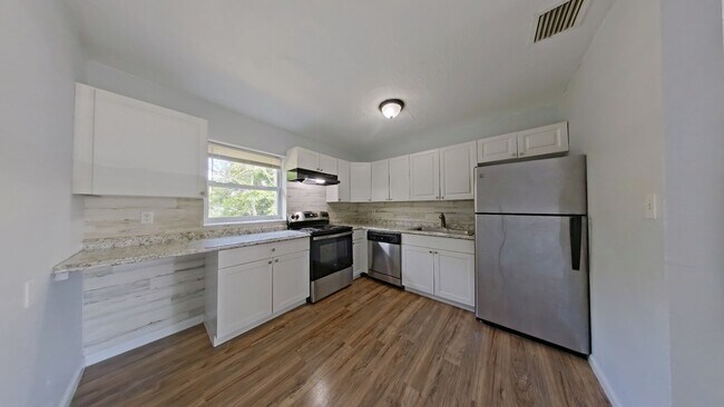 Building Photo - Cute Updated 2/1 with Bonus Room in Fort P...