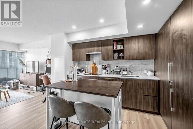 Building Photo - 17 Bathurst St