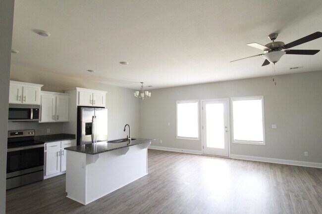 Building Photo - 408 S Zetterower Ave