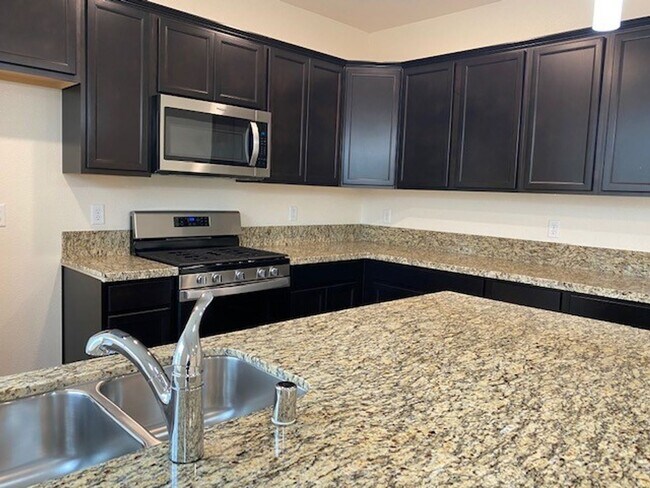 Foto del edificio - New Townhome at Falcon Ridge in North Reno
