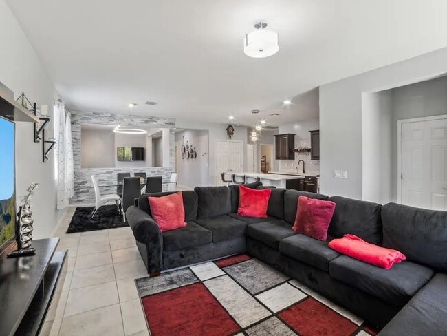 Building Photo - Modern and Spacious 3 Bedroom Home, Centra...
