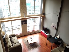 Building Photo - 933 Seymour St