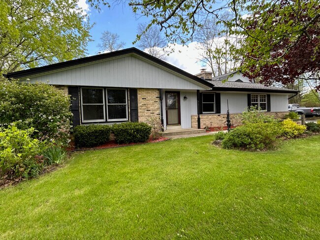 Building Photo - 10341 Flagstone Dr