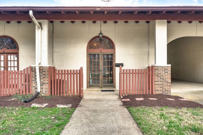 Building Photo - Great corner studio location in Belle Forest.