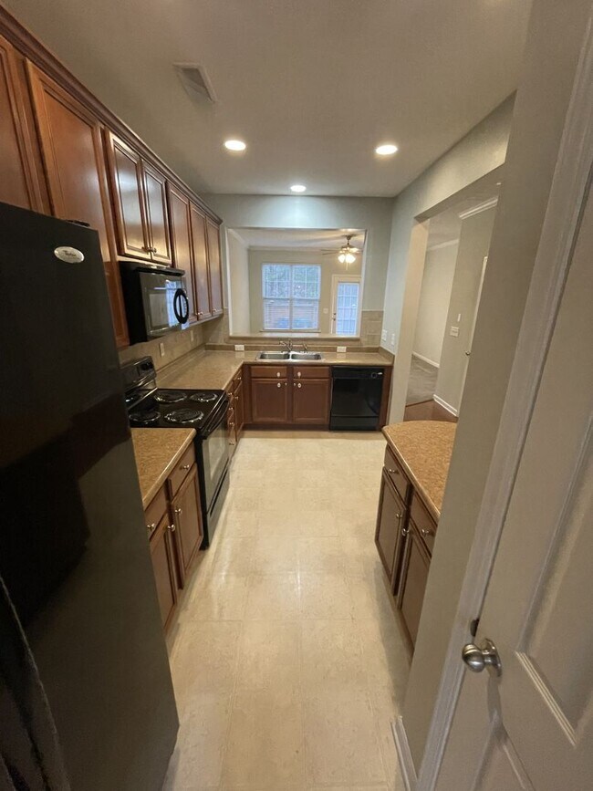 Building Photo - 2 bd 2.5 ba townhome