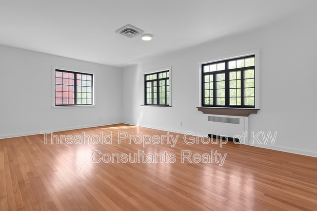 Building Photo - 451 E Town St