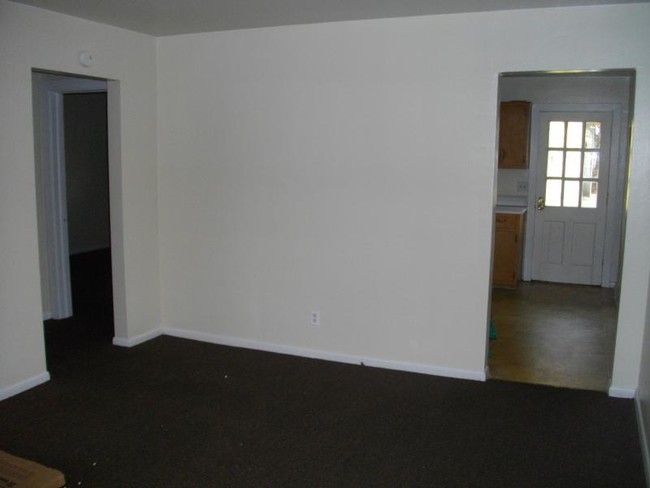 Foto del edificio - Colony Court Apartments 1065 E 5th St