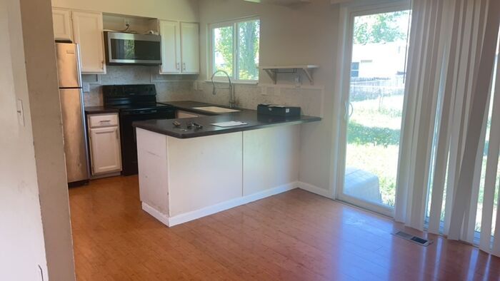 Building Photo - Awesome Bath Provo Home w yard and attache...