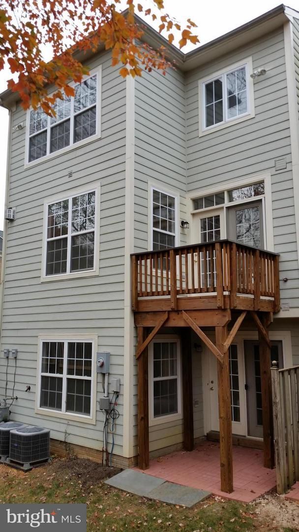 Building Photo - Discover this beautifully updated end unit townhome offering a perfect blend of style, comfort, a...