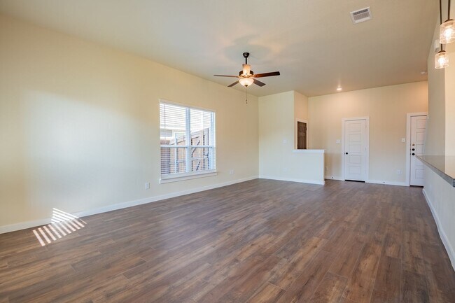 Foto del edificio - GORGEOUS 4 BEDROOM DUPLEX LOCATED IN MIDLO...