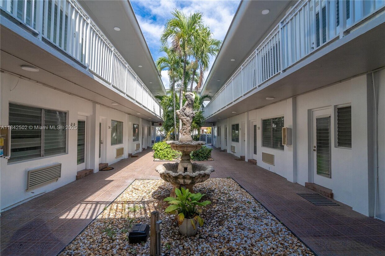 Foto principal - 7640 Carlyle Ave