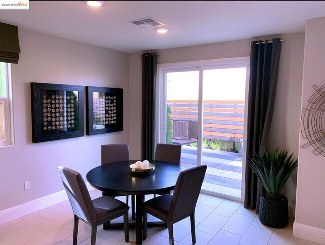 Foto del edificio - 807 Bamboo Dr