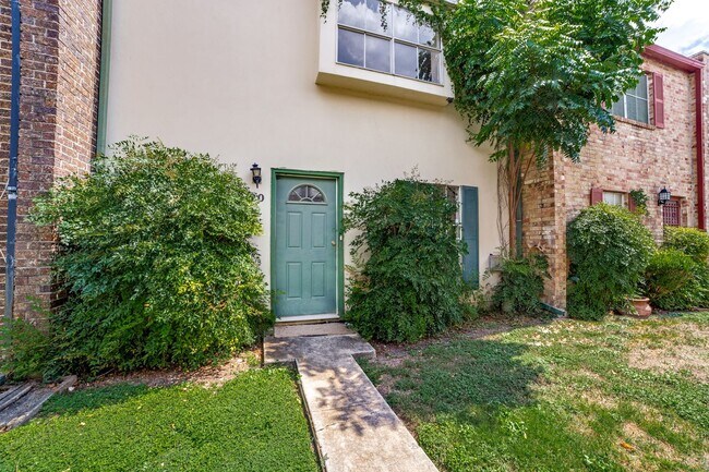 Foto del edificio - Charming 2-bedroom, 1.5 bath townhome in t...