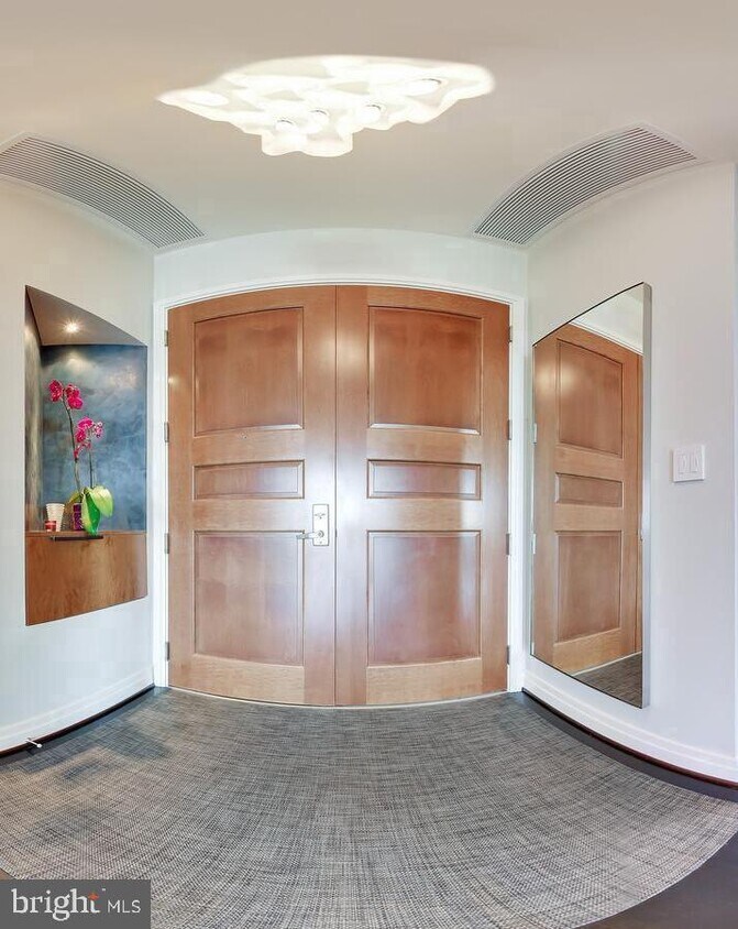 Foto principal - 8220 Crestwood Heights Dr