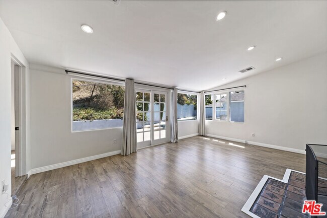 Building Photo - 10020 Stonehurst Ave