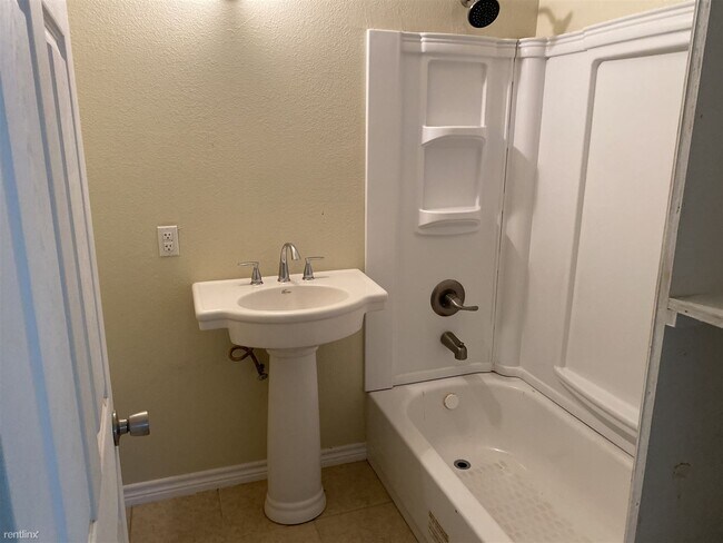 Building Photo - 3 br, 2 bath House - 2105 Herbert St