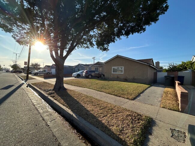 Foto del edificio - 8591 Crescent Ave