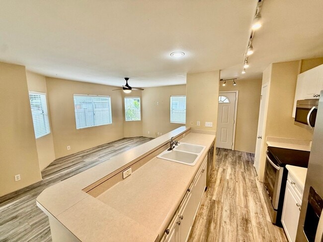 Building Photo - Wood Creek/3 BD/2.5 BA/Garage