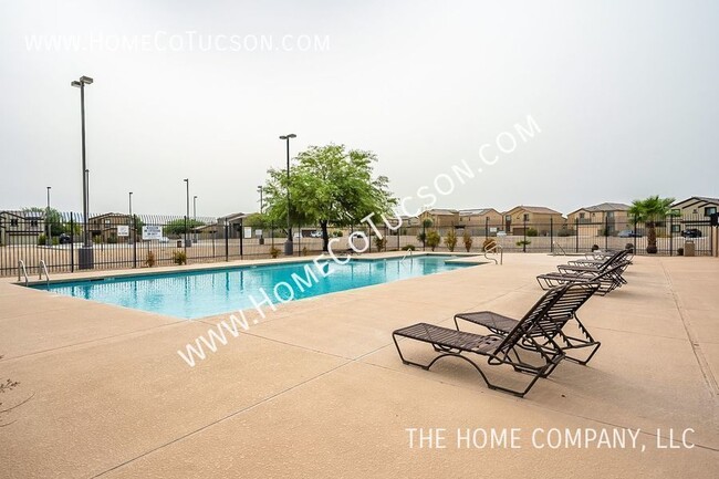 Foto del edificio - 6645 E Gehrig Lane-Gated community with co...