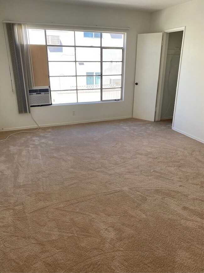 Foto del edificio - 11844 Mayfield Ave