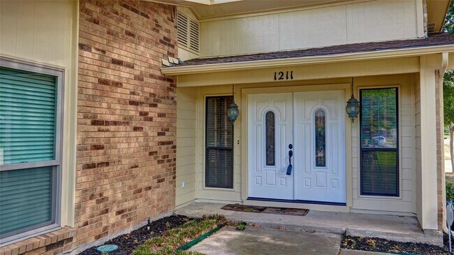 Building Photo - 1211 Crestwood Ct