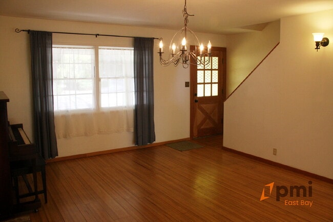 Building Photo - Cute House with Spacious Private Backyard
