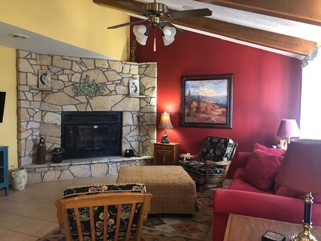 Building Photo - Three Bedroom Townhome in Gated Community