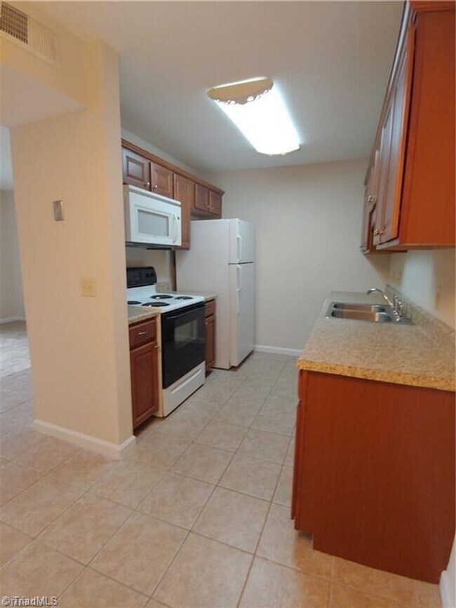 Building Photo - Condo near Guilford College!
