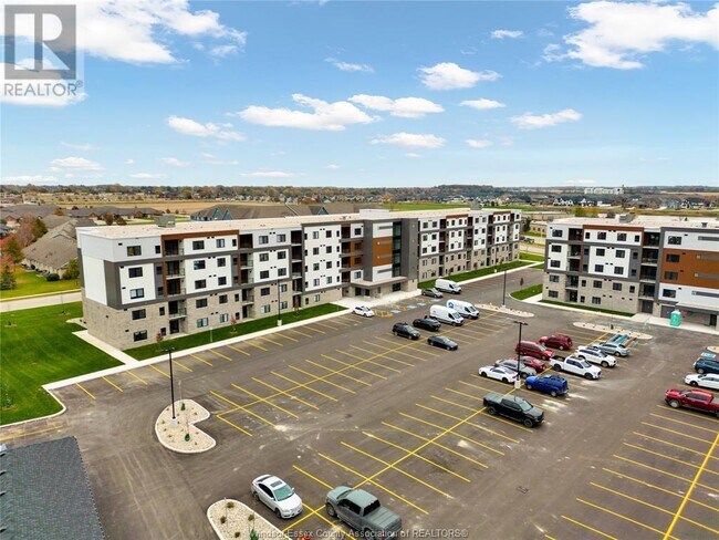 Photo du bâtiment - 2550 Sandwich W Pkwy