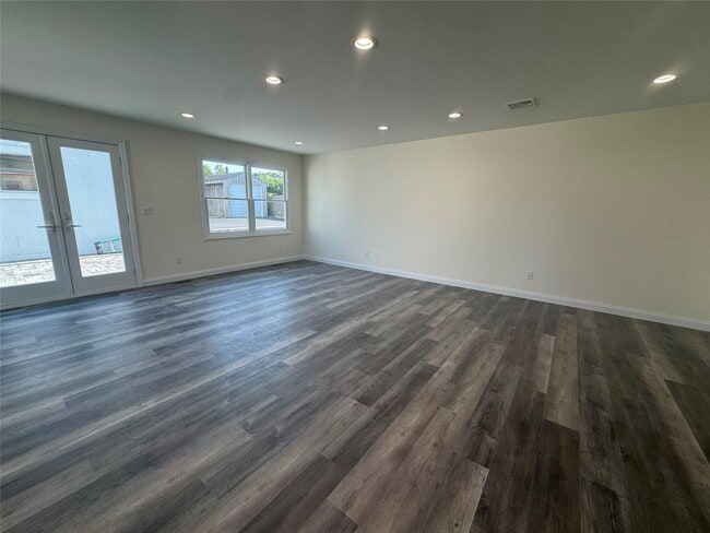 Building Photo - 102 Elm Ave