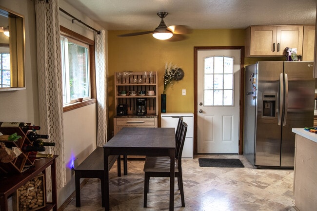 Building Photo - 6647 N Astor St