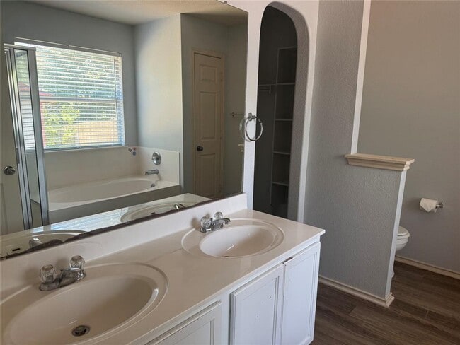 Building Photo - 510 Red Tails Dr