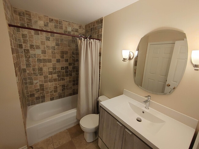 Building Photo - Townhome – 2 Bdrm + Loft + Den - Junction ...