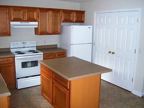 Large kitchen island - Jamestown Court