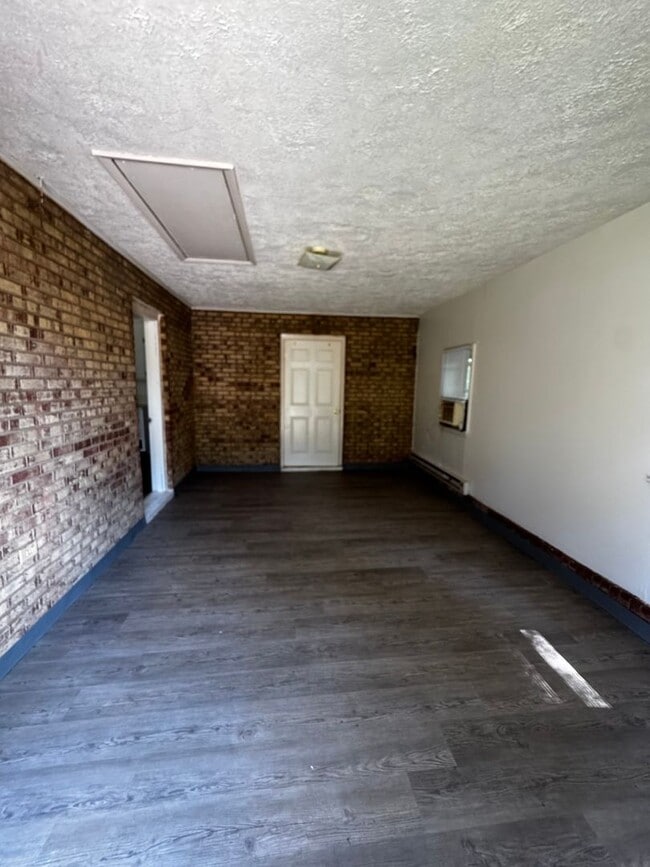 Building Photo - 6016 Leo Dr