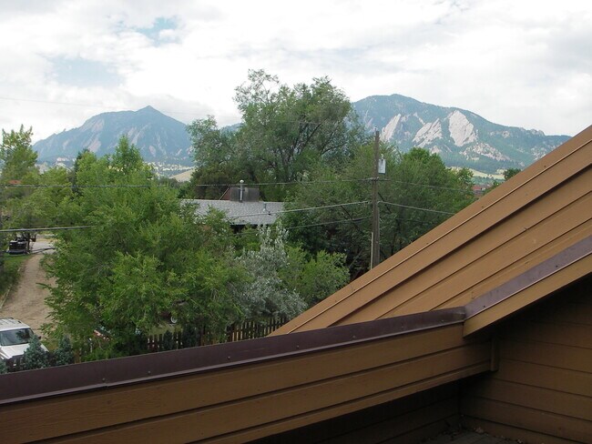 Foto del edificio - PRE-LEASE: 4 Bedroom 3.5 Bathroom Townhouse In Gold Run.  Walk To Campus!