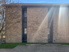 Building Photo - 302 Manuel Dr