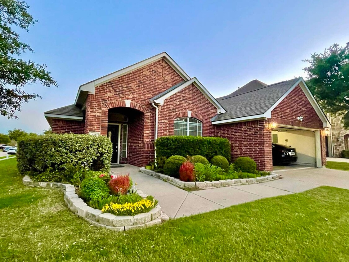 Primary Photo - 2707 Columbus