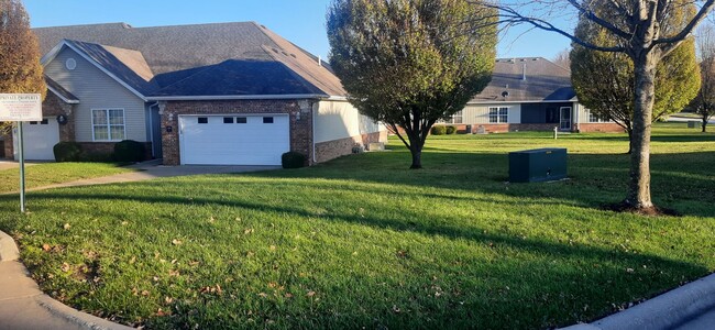 Building Photo - 2 bedroom, 2 bathroom condo in 55+ communi...
