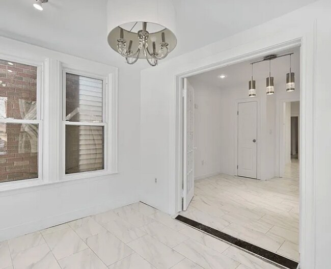 Building Photo - 2 Kitchen Home in Woodhaven