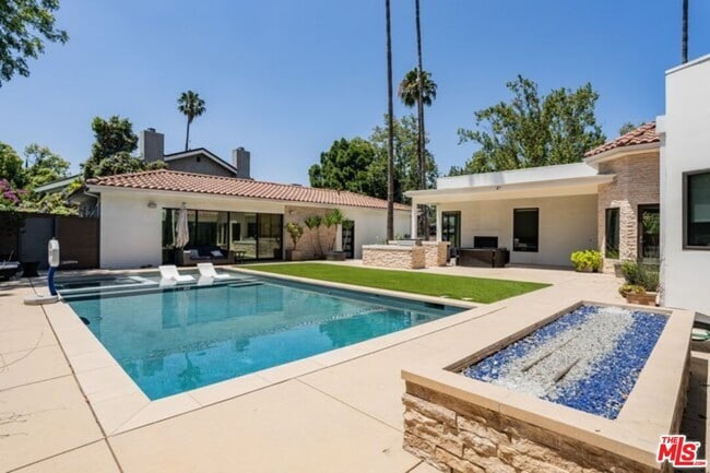 Building Photo - 17520 Embassy Dr