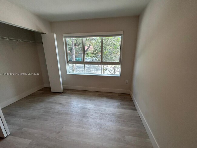 Foto del edificio - 2535 NE 193rd St