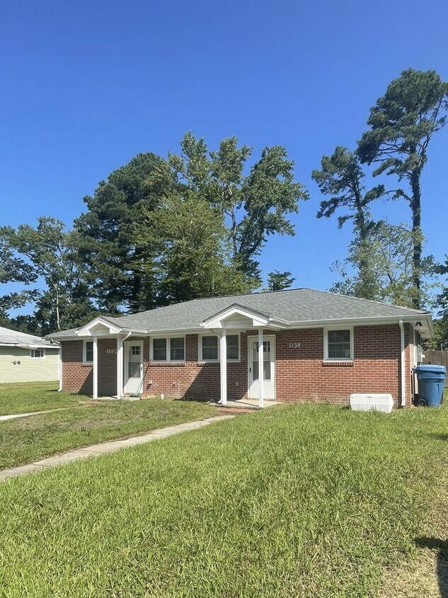 Foto principal - Stunning remodeled 2 bedroom duplex home 1...